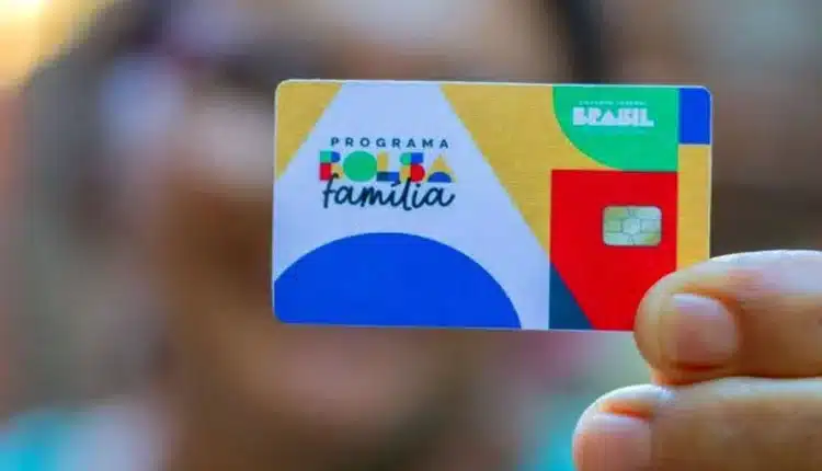 Pessoa segurando um cartão do Bolsa Família em detalhes