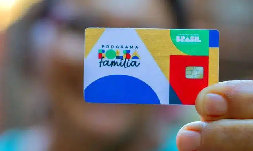 Pessoa segurando um cartão do Bolsa Família em detalhes
